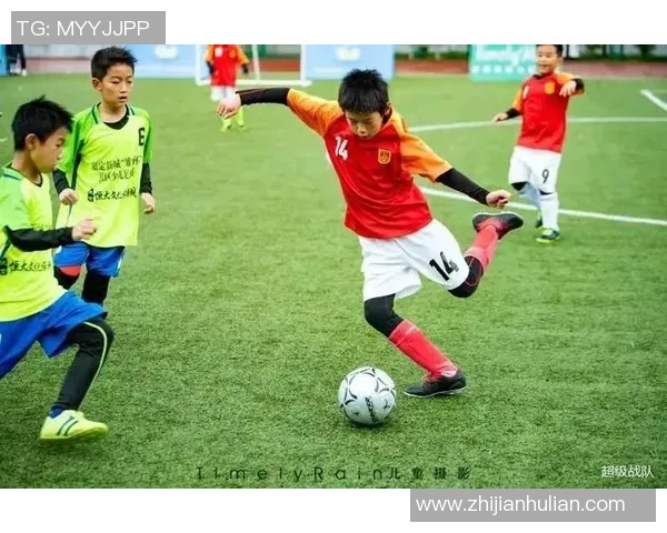 足球场球星摆拍精彩瞬间集锦 展现运动魅力与个人风采