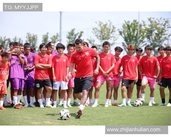 当足球球星穿上西装展现赛场之外的优雅与魅力瞬间 当足球球星穿上西装展现赛场之外的优雅与魅力瞬间