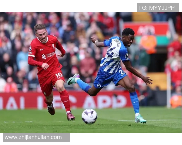 足球球星赛场遭遇意外被踢引发全场惊呼比赛气氛瞬间紧张 足球球星赛场遭遇意外被踢引发全场惊呼比赛气氛瞬间紧张